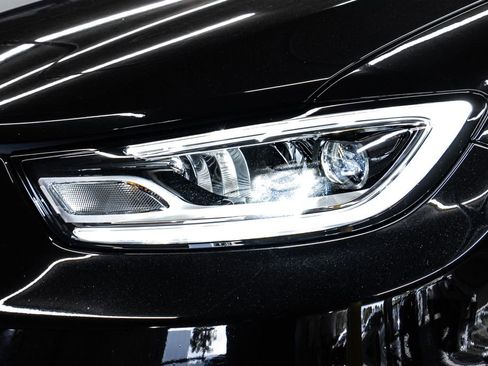 Used 2024 Chrysler Pacifica Limited FWD image 9