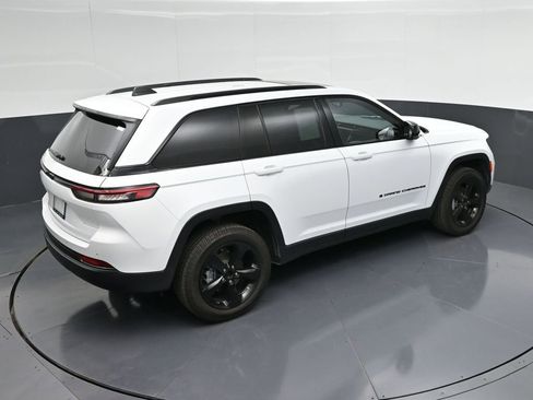 Used 2022 Jeep Grand Cherokee Altitude RWD image 32