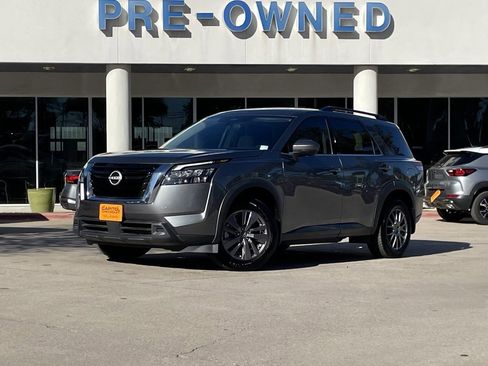 Used 2024 Nissan Pathfinder SV image 2