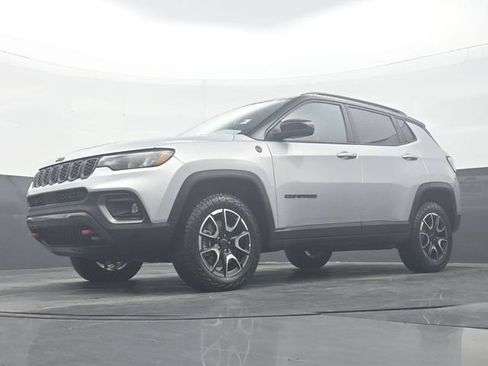 Used 2025 Jeep Compass Trailhawk w/ Trailer Tow Group AWD/4WD image 29