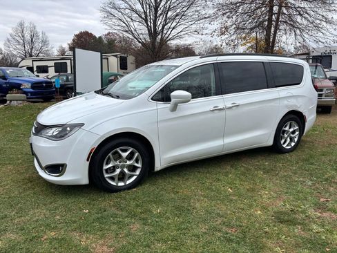 Used 2018 Chrysler Pacifica Touring Plus w/ Tire & Wheel Group image 11