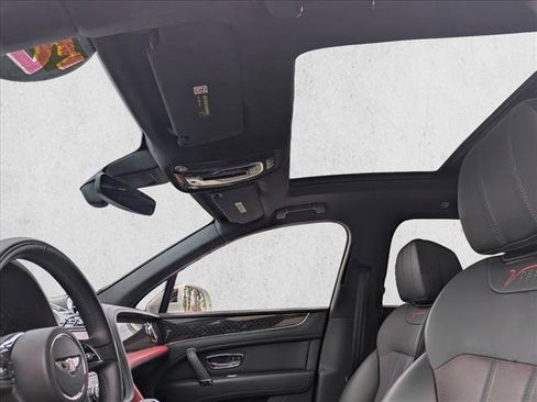 Used 2020 Bentley Bentayga image 17