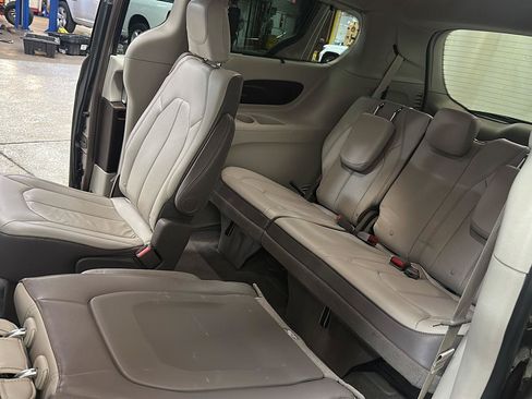 Used 2018 Chrysler Pacifica Touring-L Plus w/ Tire & Wheel Group FWD image 29