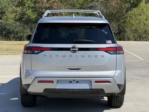 Used 2025 Nissan Pathfinder SL FWD image 4