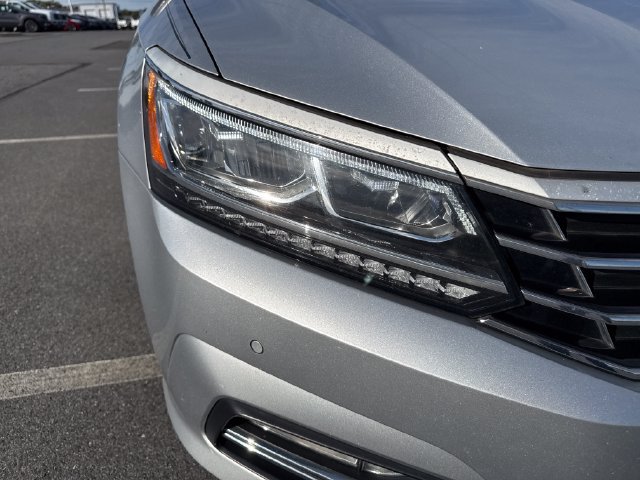 Used 2017 Volkswagen Passat 1.8T SE FWD image 12