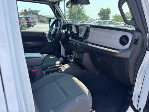 Used 2024 Jeep Wrangler Unlimited Sport AWD/4WD image 19