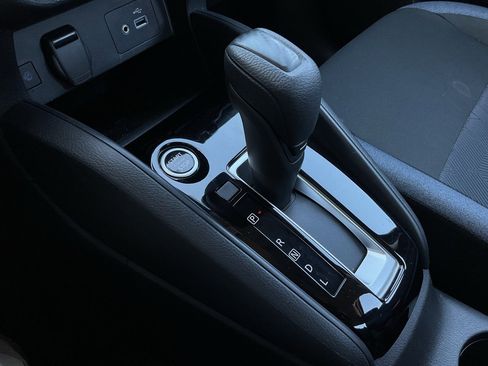 Used 2025 Nissan Versa SV image 33