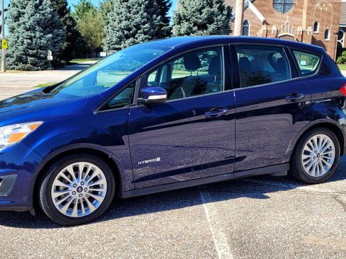 Used 2017 Ford C-MAX SE image 2