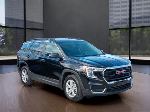 Used 2024 GMC Terrain SLE w/ Driver Convenience Package image 9