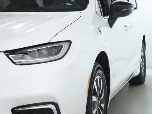 Used 2024 Chrysler Pacifica Select image 4