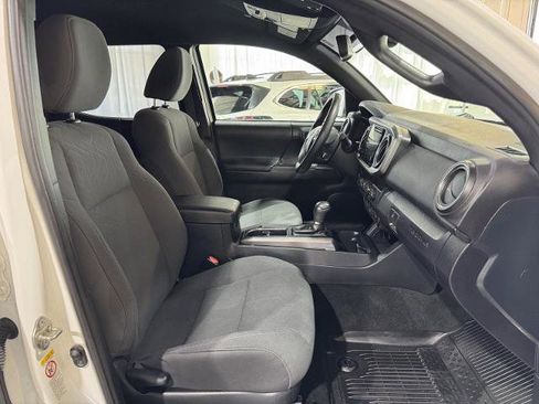 Used 2019 Toyota Tacoma TRD Sport AWD/4WD image 18
