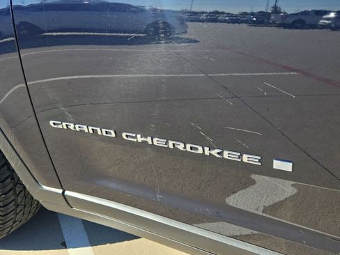 Used 2023 Jeep Grand Cherokee L Limited image 11