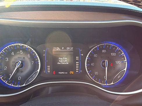 Used 2022 Chrysler Voyager LX image 21