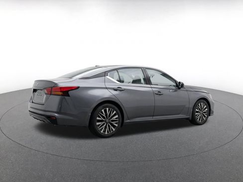 Used 2025 Nissan Altima 2.5 SV FWD image 11
