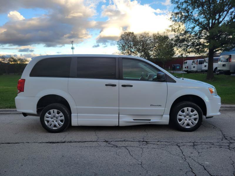 Used 2019 Dodge Grand Caravan SE w/ Power Convenience Group I FWD image 3