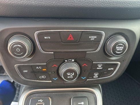 Used 2018 Jeep Compass Latitude w/ Popular Equipment Group FWD image 25