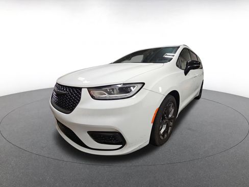 Used 2025 Chrysler Pacifica Limited image 3