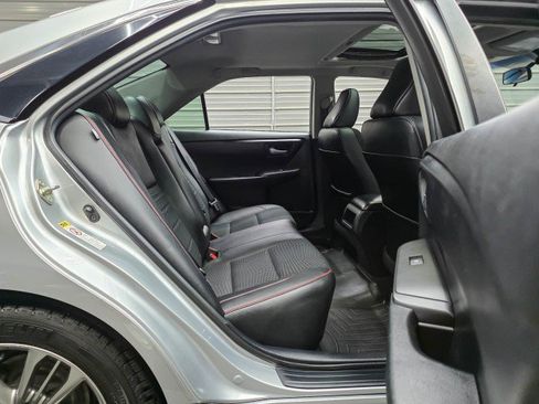Used 2015 Toyota Camry SE w/ Moonroof Package FWD image 18