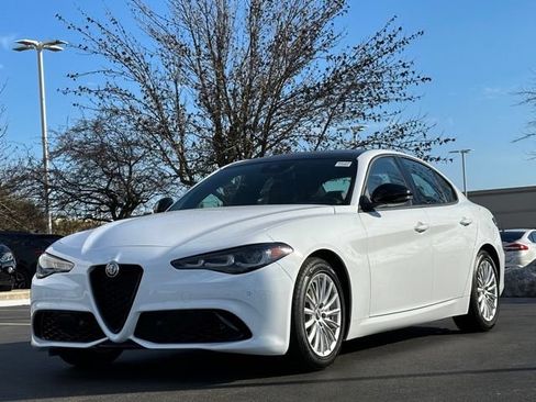 Used 2024 Alfa Romeo Giulia Sprint RWD image 2