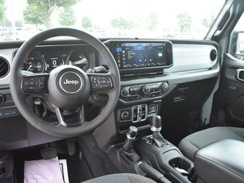 Used 2024 Jeep Wrangler Unlimited w/ Convenience Group AWD/4WD image 18