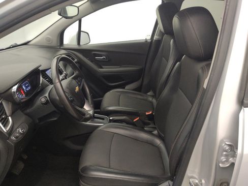 Used 2021 Chevrolet Trax LT w/ LT Convenience Package FWD image 17