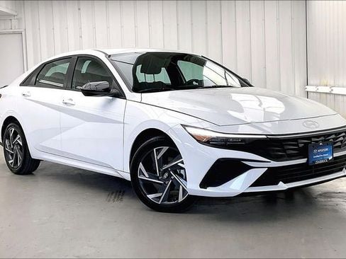 Certified 2025 Hyundai Elantra SEL FWD image 1