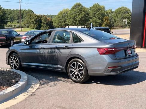 Used 2025 Volkswagen Jetta SE FWD image 9