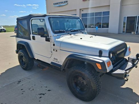Used 2004 Jeep Wrangler X w/ Wheel Plus Group AWD/4WD image 2