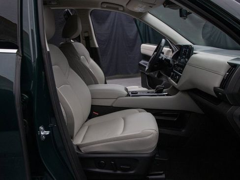 Used 2024 Nissan Pathfinder SL w/ Black Appearance Package image 16