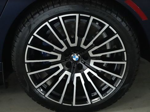 Used 2025 BMW i7 xDrive60 image 41