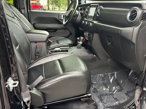 Used 2018 Jeep Wrangler Unlimited Sahara AWD/4WD image 9