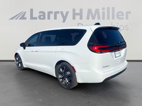 New 2026 Chrysler Pacifica Select image 3