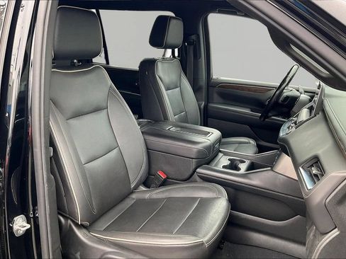 Used 2022 Chevrolet Suburban Premier AWD/4WD image 32