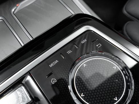 Used 2023 BMW 760i xDrive image 62