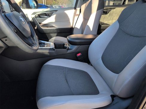 Used 2022 Toyota RAV4 XLE w/ Convenience Package image 9