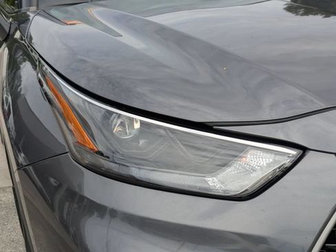 Used 2024 Toyota Highlander XLE FWD image 18