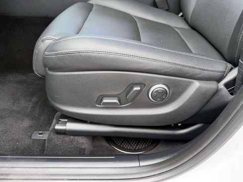 Certified 2025 Genesis GV70 2.5T AWD/4WD image 16
