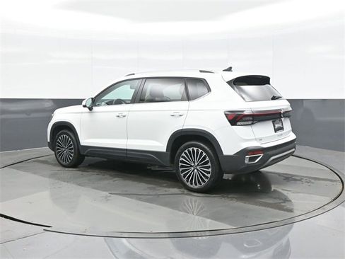 Certified 2025 Volkswagen Taos SE w/ Panoramic Sunroof Package image 5