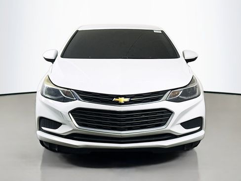Used 2017 Chevrolet Cruze LT image 2