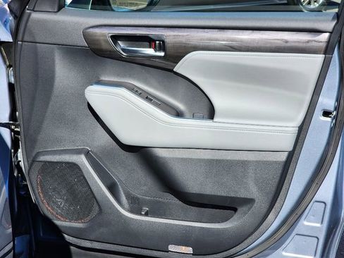 Used 2023 Toyota Highlander Limited image 10