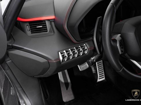 Used 2018 Lamborghini Aventador S image 50
