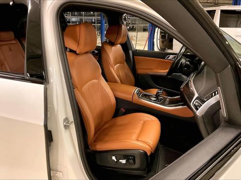 Used 2021 BMW X5 M50i w/ Executive Package image 9