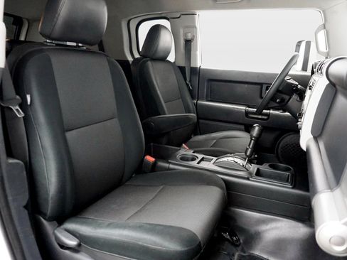 Used 2010 Toyota FJ Cruiser 2WD image 17