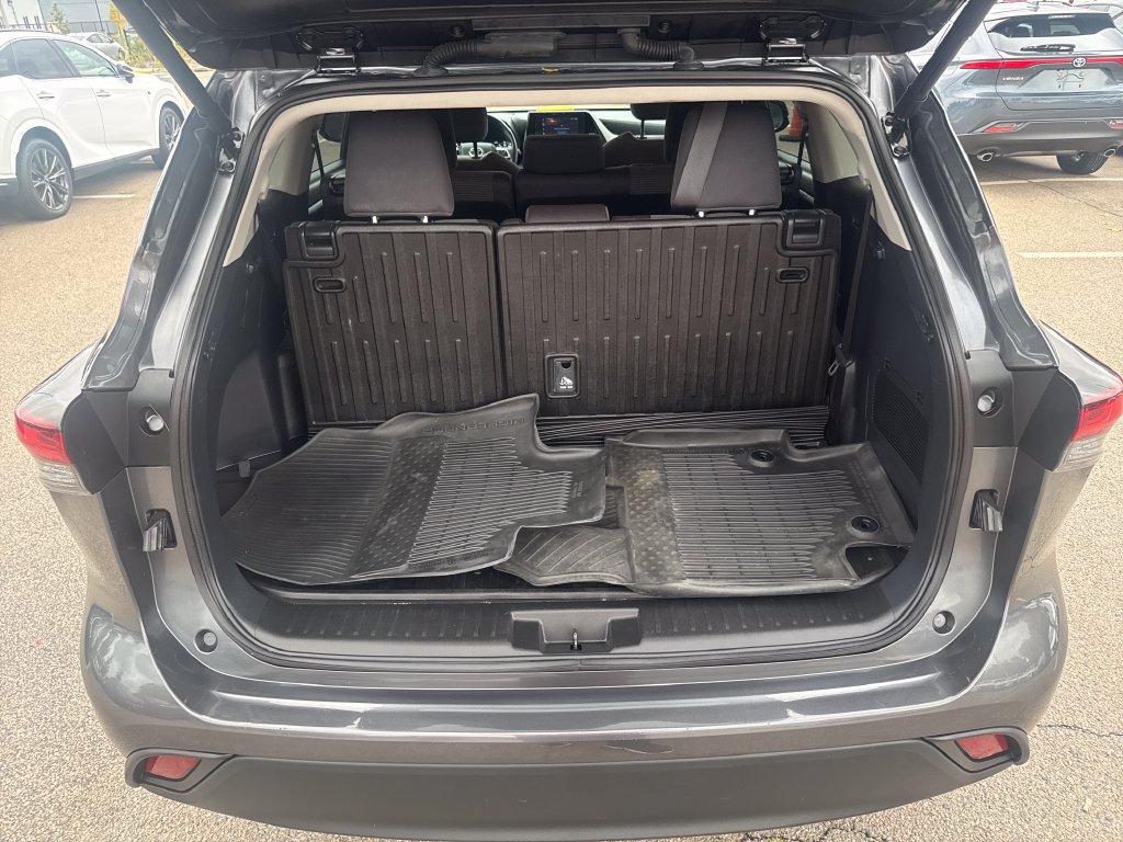 Used 2025 Toyota Highlander LE AWD/4WD image 7