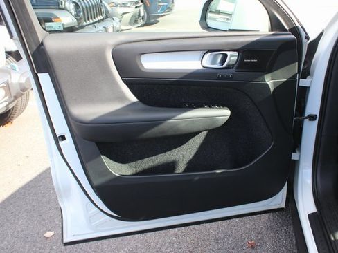 Used 2019 Volvo XC40 T5 Momentum image 18