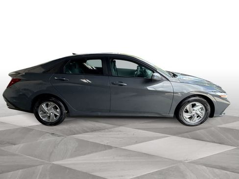 Used 2025 Hyundai Elantra SE FWD image 9