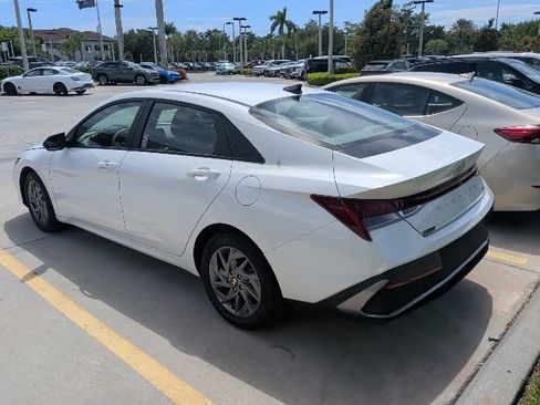Certified 2024 Hyundai Elantra Blue FWD image 4