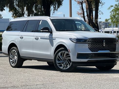 New 2026 Lincoln Navigator L Reserve AWD/4WD image 2