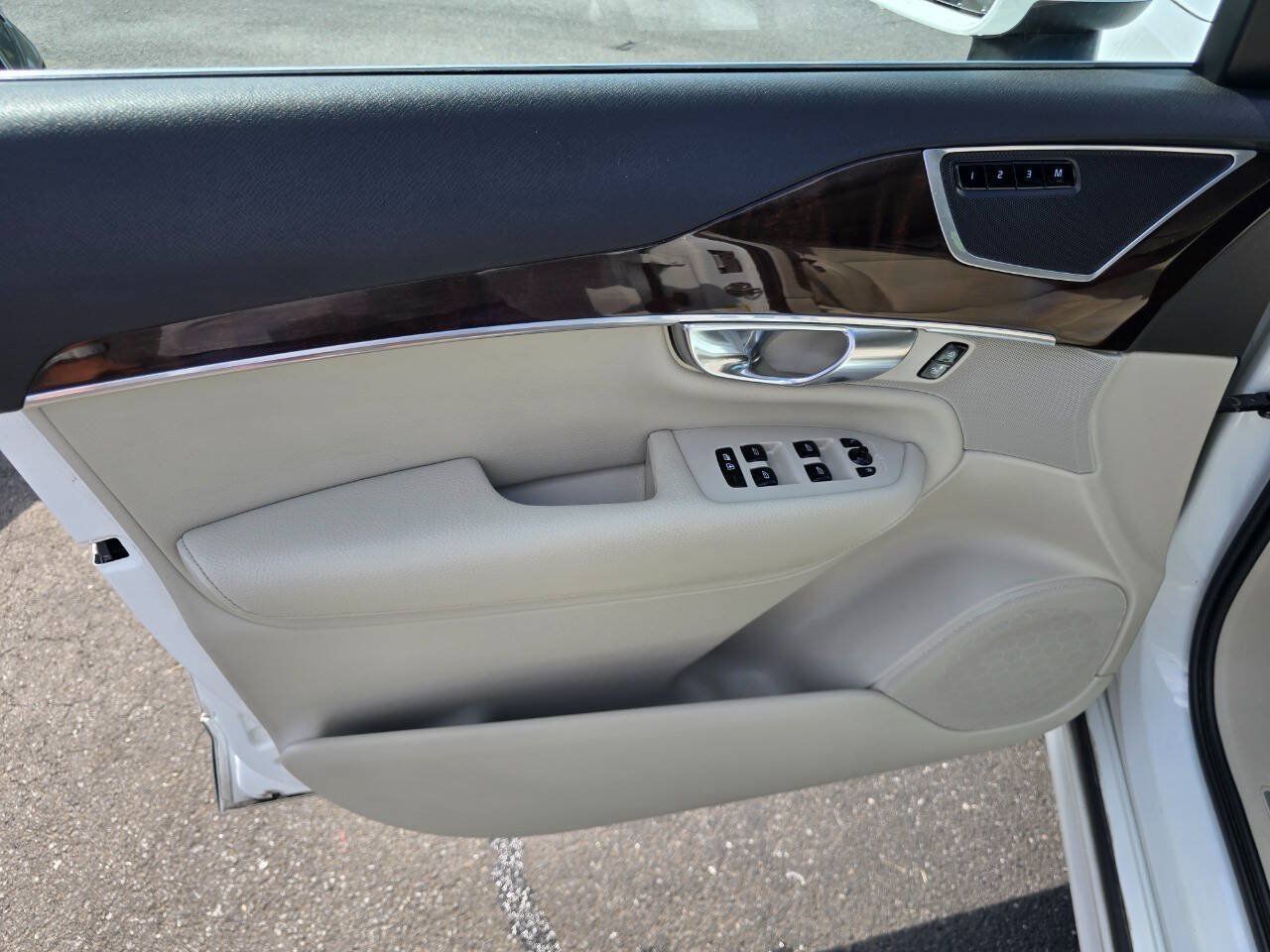 Used 2019 Volvo XC90 T6 Momentum w/ Advanced Package AWD/4WD image 12
