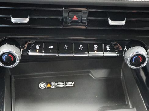 Used 2025 Chevrolet Suburban Z71 image 24